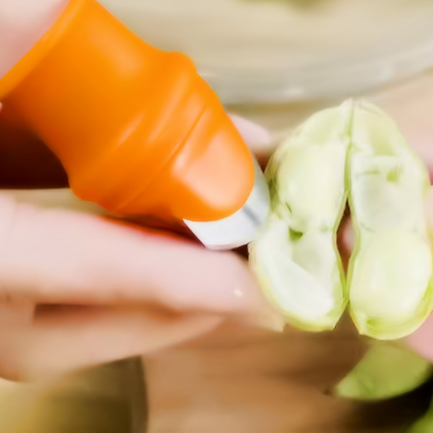 Thumb Knife Cutter With Silicone Finger Guard (1 Pc) Thumb Knife Cutter With Silicone Finger Guard (1 Pc)